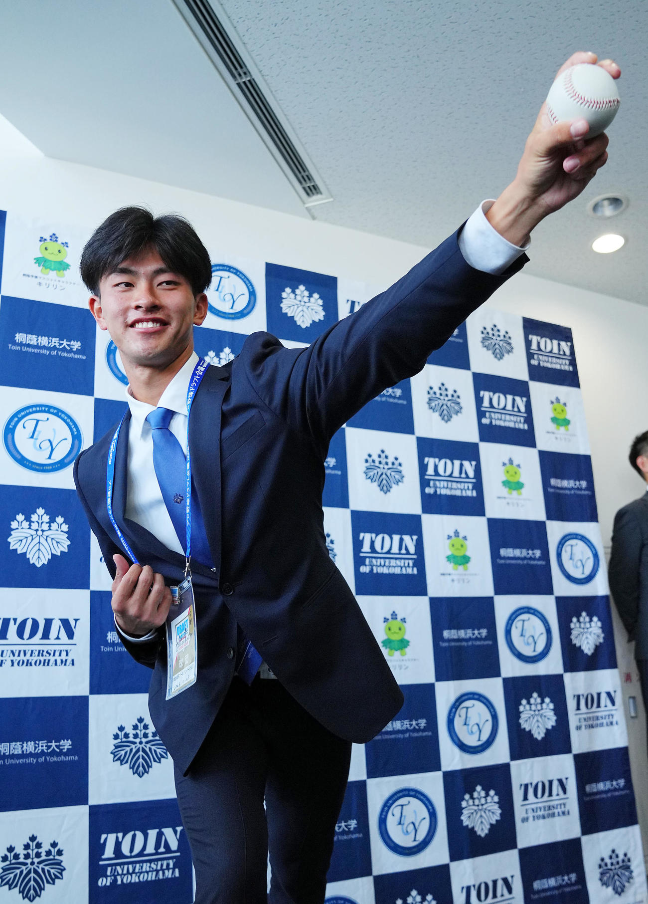 楽天1位の桐蔭横浜大・古謝は指名あいさつを受けボールを手に笑顔で写真に納まる（撮影・垰建太）