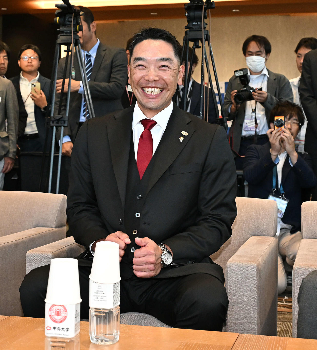 巨人ドラフト1位の中大・西舘の指名あいさつに訪れ笑顔を燃せる巨人阿部監督（撮影・滝沢徹郎）