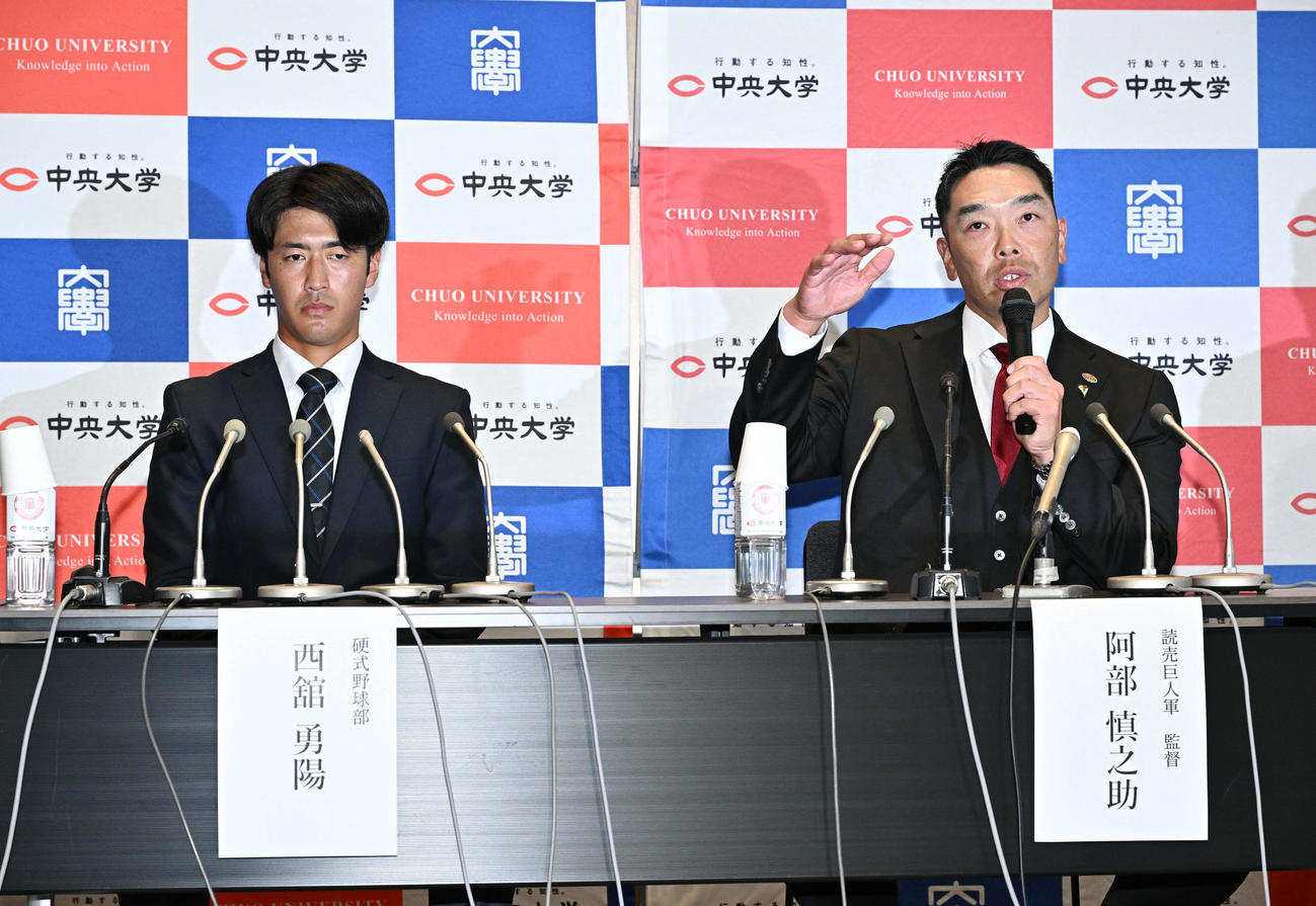 ドラフト1位の中大・西舘（左）の指名あいさつに訪れ、会見で報道陣にお願いする巨人阿部監督（撮影・滝沢徹郎）