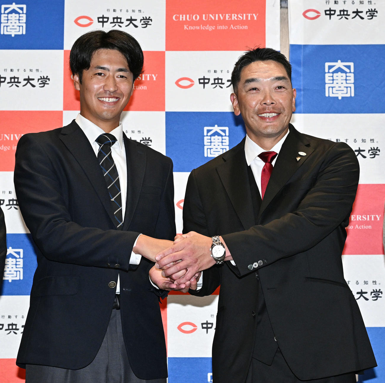 指名あいさつに訪れた巨人阿部監督（左）はドラフト1位の中大・西舘と記念撮影する（撮影・滝沢徹郎）