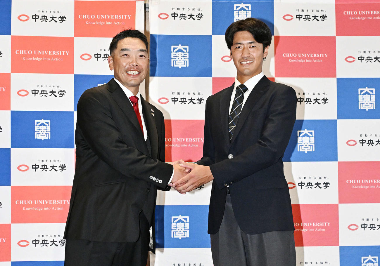 指名あいさつに訪れた巨人阿部監督（左）はドラフト1位の中大・西舘と記念撮影する（撮影・滝沢徹郎）