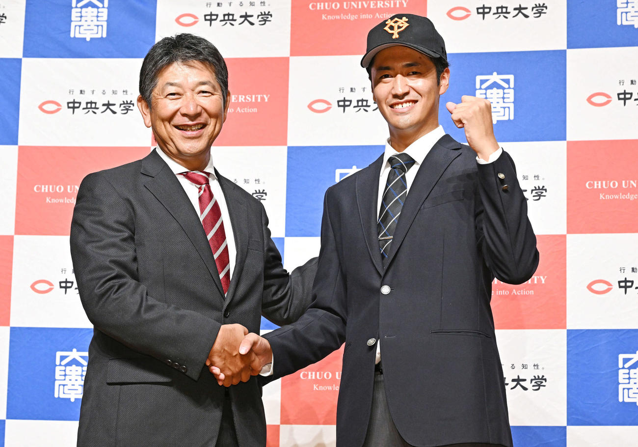 巨人からドラフト1位で指名された中大・西舘（右）は清水監督と記念撮影する（撮影・滝沢徹郎）