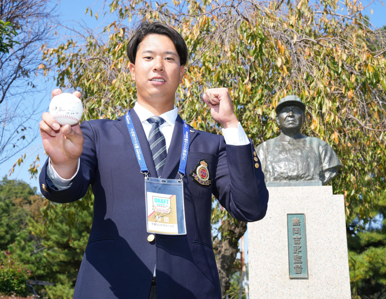 ロッテからドラフト1位指名された明大・上田は指名あいさつ後、島岡吉郎さんの銅像の前で記念撮影（撮影・鈴木みどり）