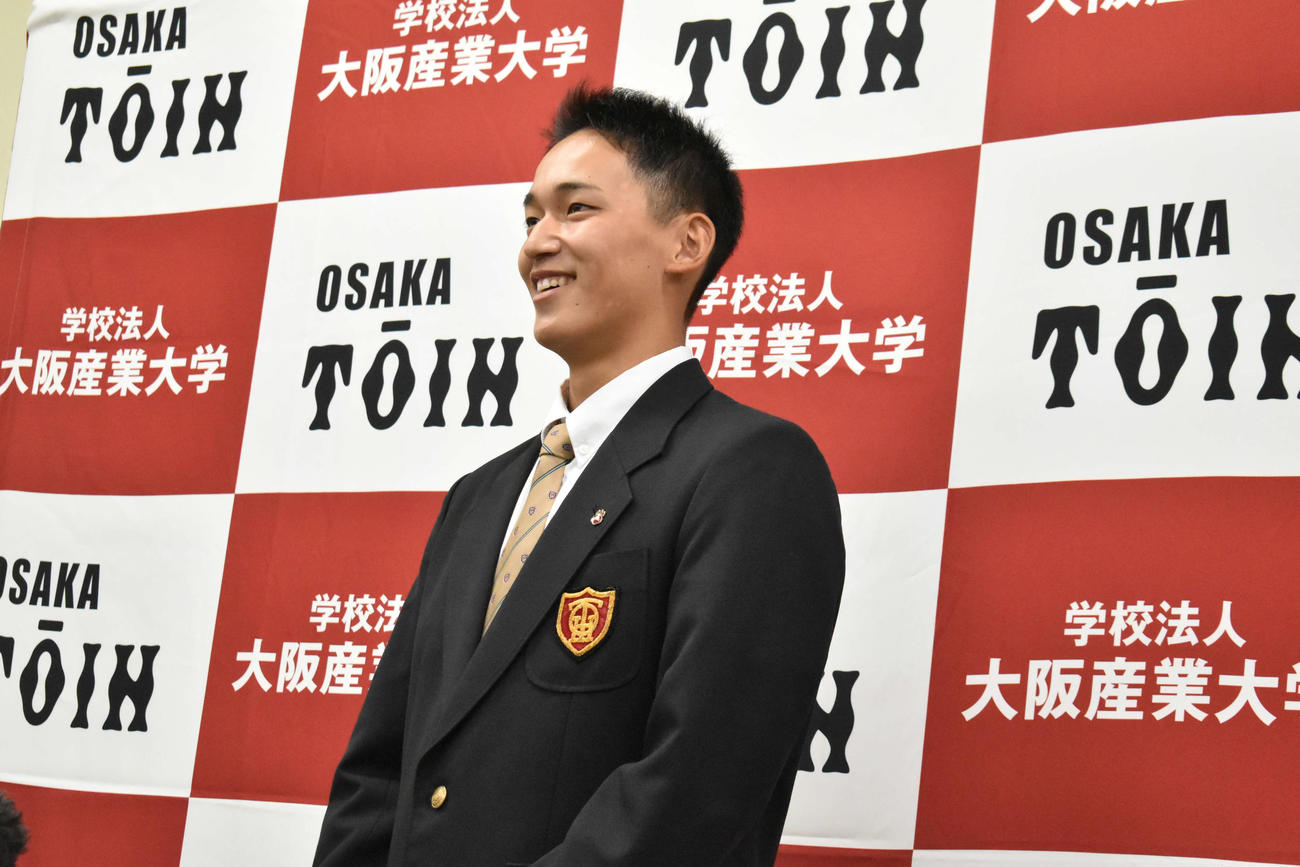 ソフトバンクにドラフト1位指名された大阪桐蔭・前田は、笑顔で質問に答える（撮影・只松憲）