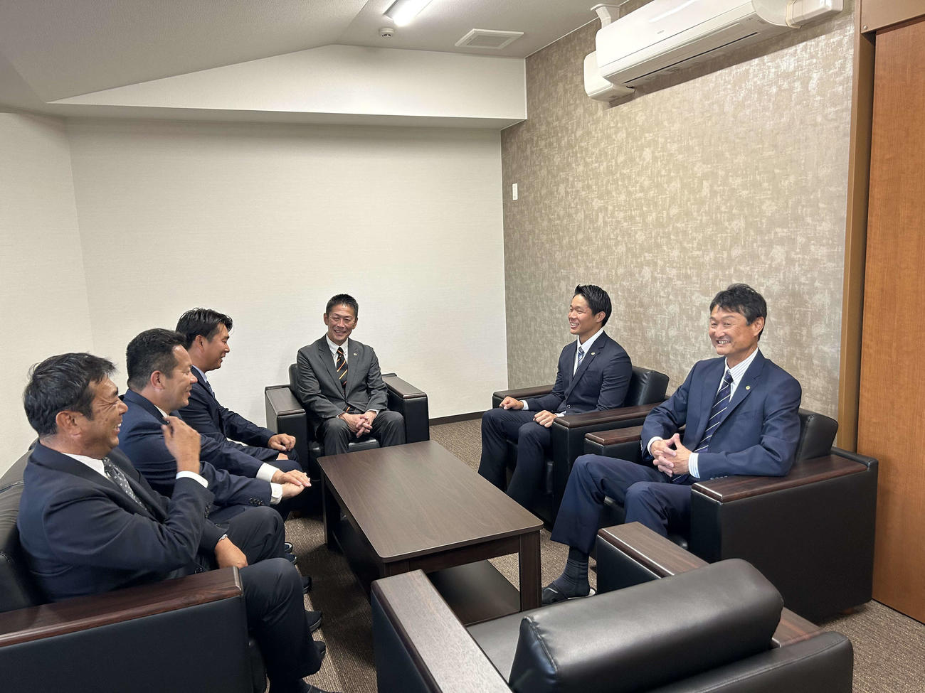 巨人スカウト陣から指名あいさつを受ける日立製作所・佐々木俊輔外野手（右から2人目）（撮影・黒須亮）