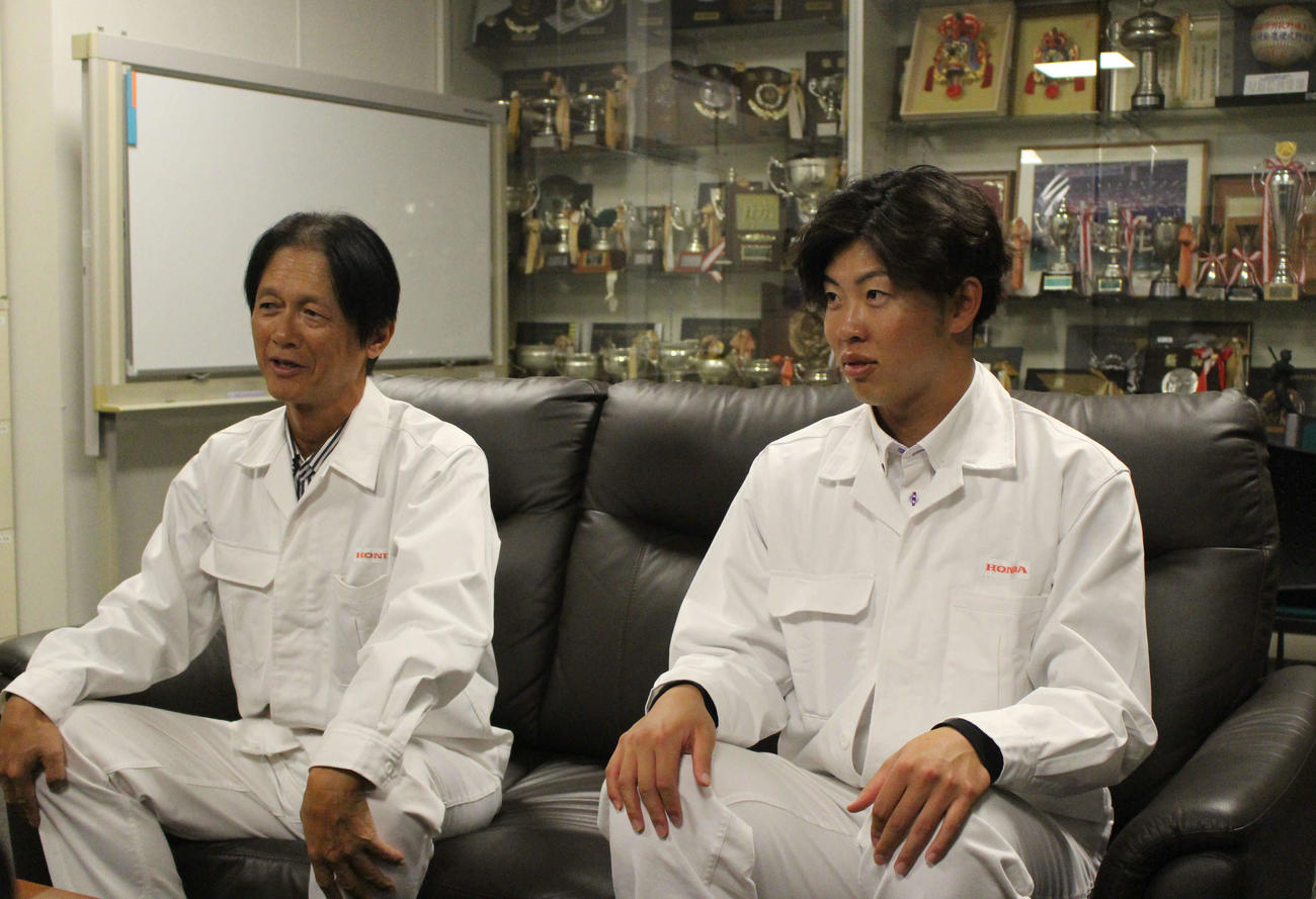 木佐貫スカウトから指名あいさつを受ける巨人ドラフト2位のホンダ鈴鹿・森田（撮影・久保賢吾）