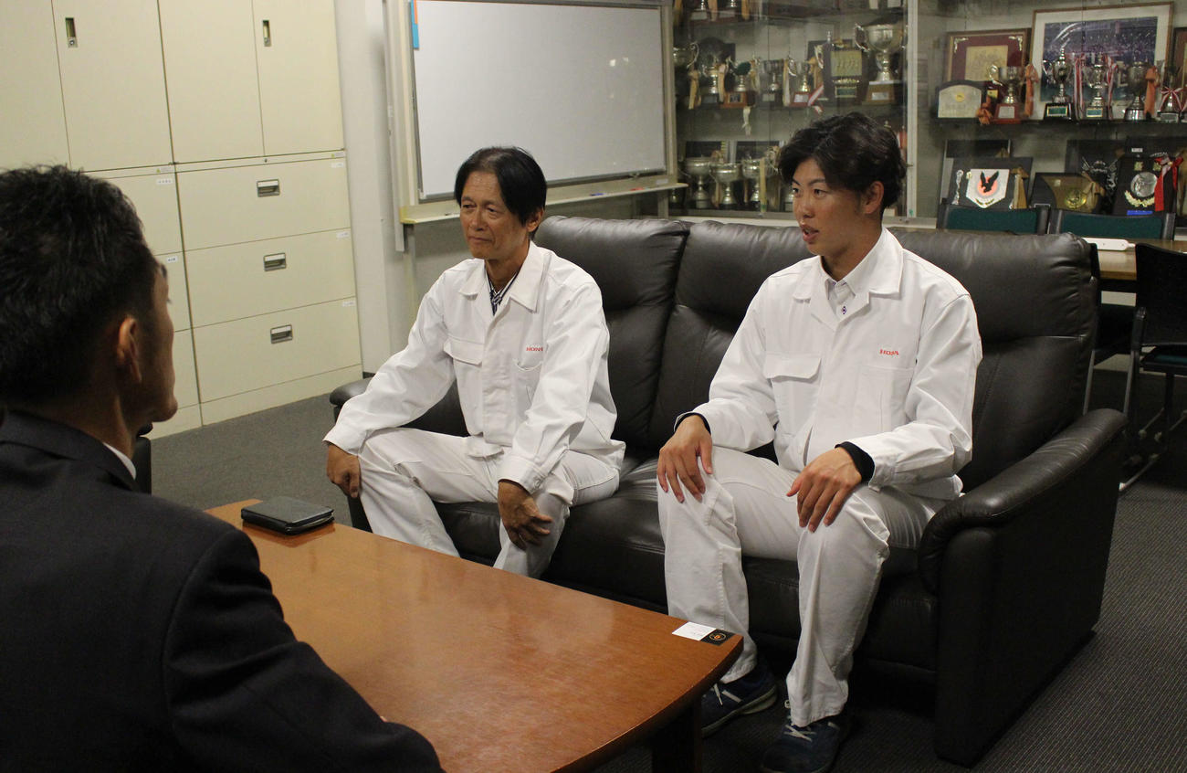 木佐貫スカウトから指名あいさつを受ける巨人ドラフト2位のホンダ鈴鹿・森田（撮影・久保賢吾）