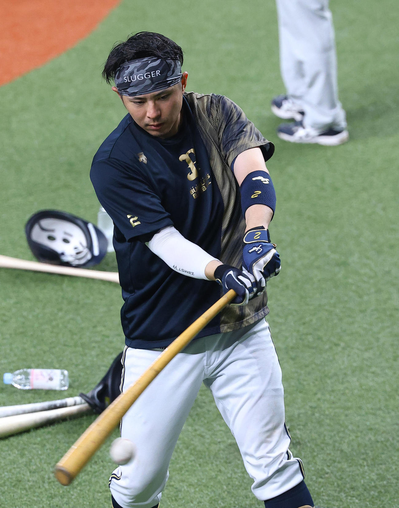 ノックバットで打撃練習をするオリックス若月（撮影・藤尾明華）