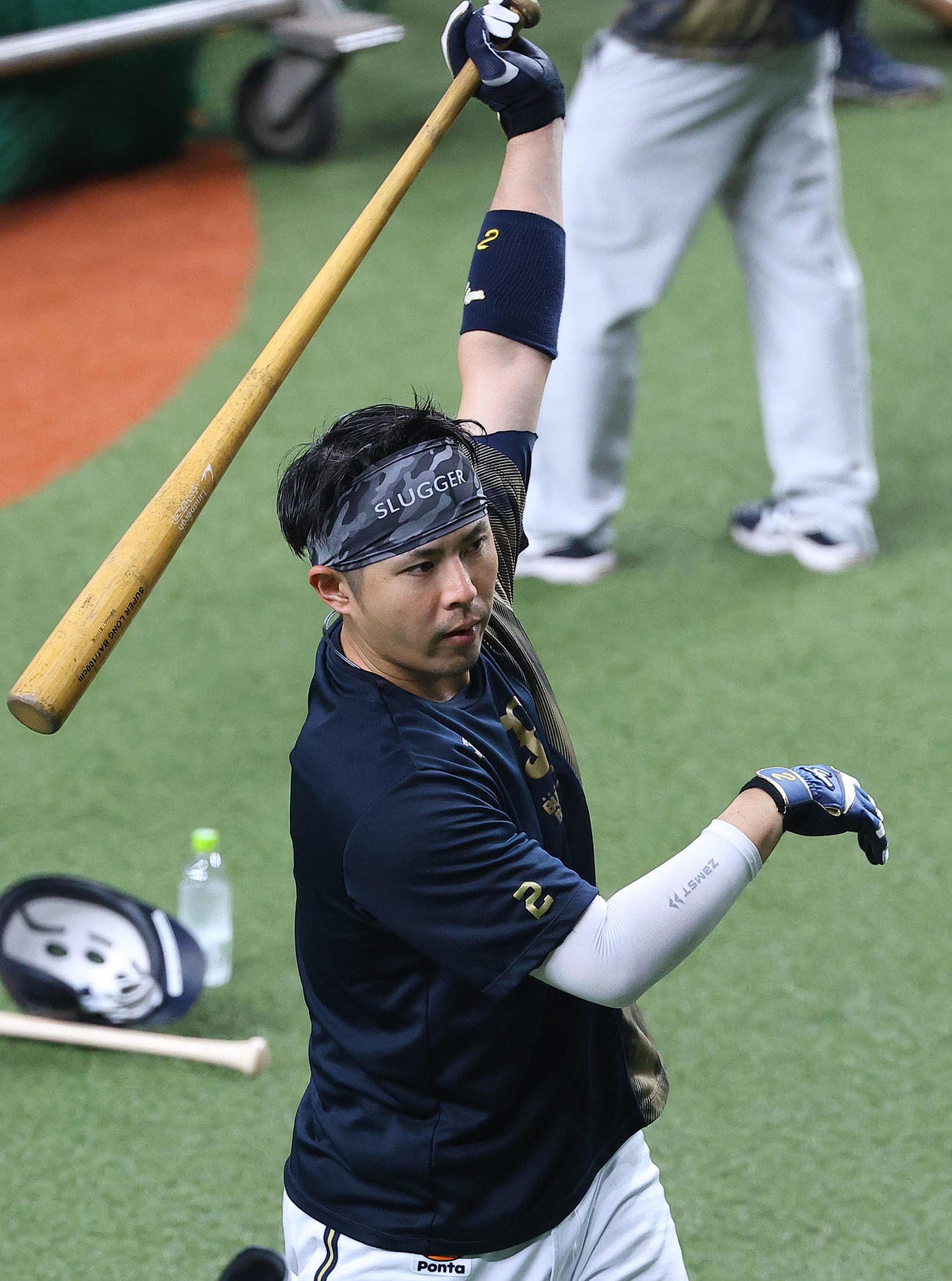 ノックバットで打撃練習をするオリックス若月（撮影・藤尾明華）