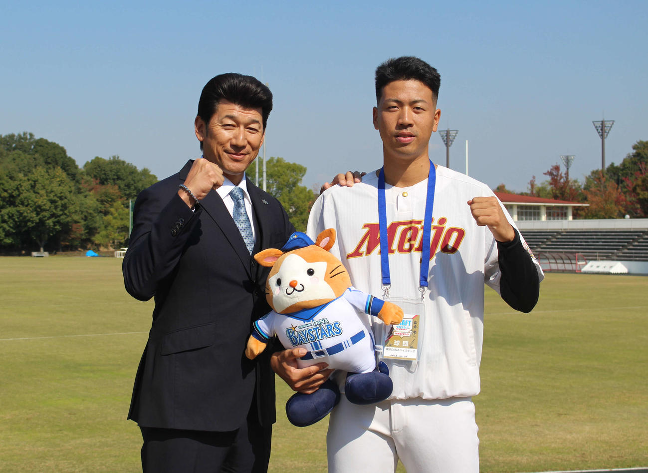 DeNAドラフト2位の名城大・松本はサプライズで訪れた三浦監督と力強くガッツポーズ（撮影・久保賢吾）