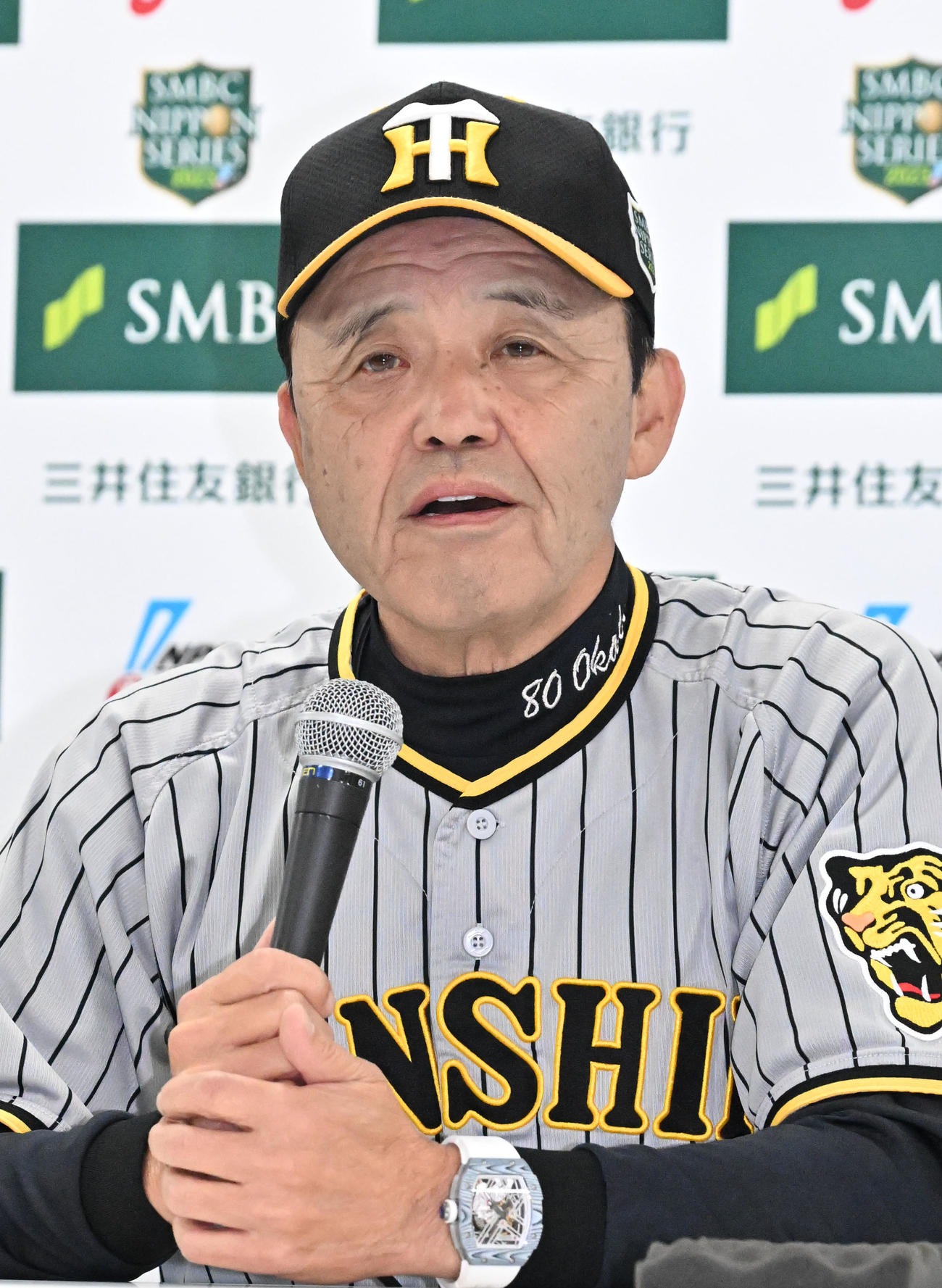 監督会見をする岡田監督（撮影・石井愛子）