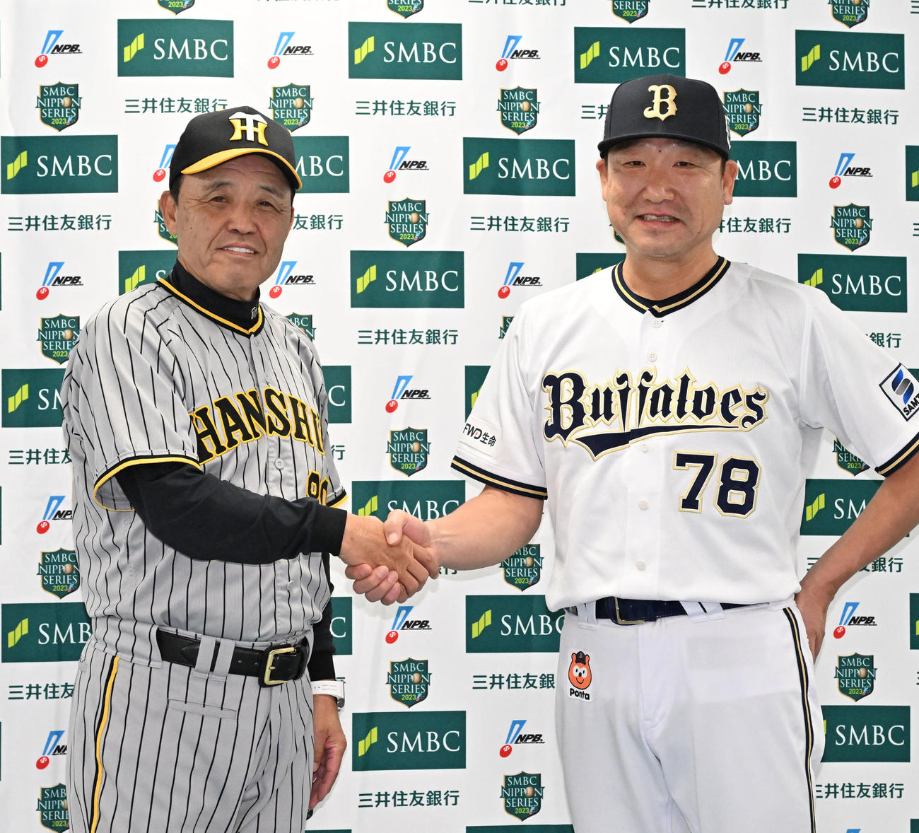 監督会議後に握手をする（左から）阪神岡田監督、オリックス中嶋監督（撮影・石井愛子）