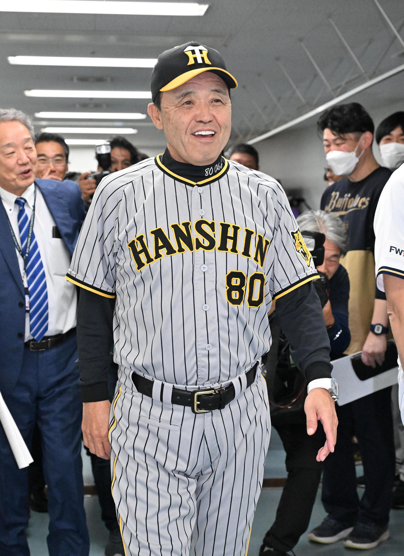 監督会議後に笑顔を見せる岡田監督（撮影・石井愛子）
