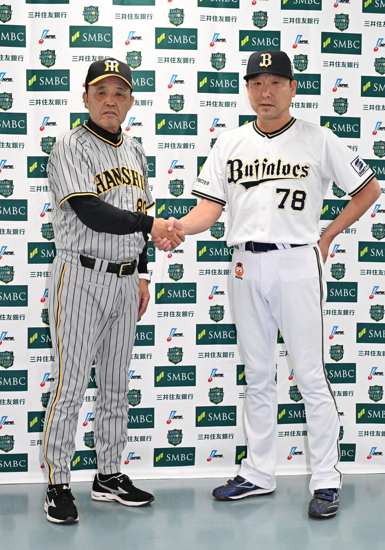 監督会議を終えて記念撮影をする阪神岡田監督（左）とオリックス中嶋監督（撮影・石井愛子）