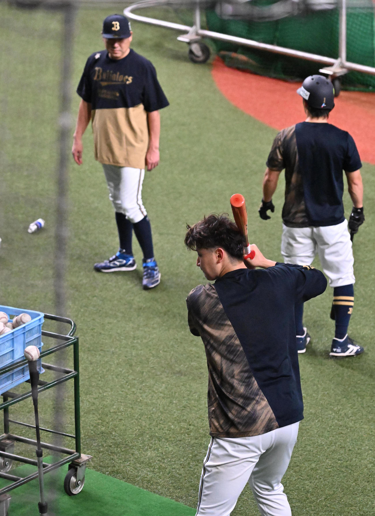 中嶋監督（左）が見つめる中、バッティング練習をする紅林（手前）（撮影・石井愛子）