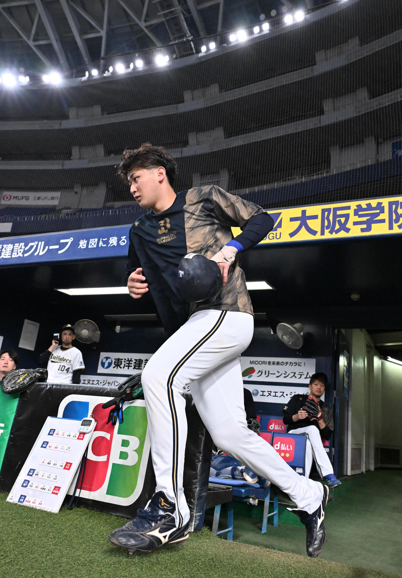 ダッシュで球場入りをする紅林（撮影・石井愛子）