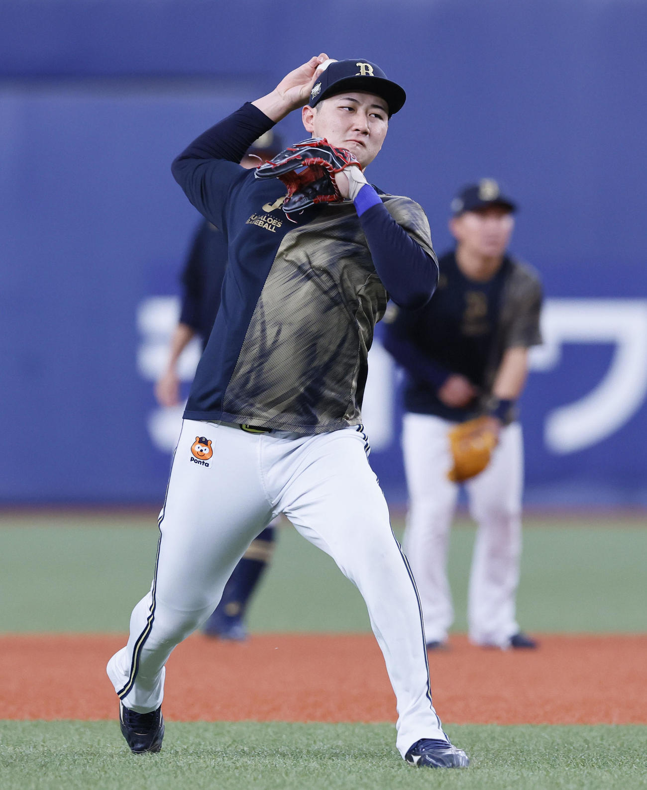 シートノックで送球するオリックス紅林（撮影・藤尾明華）