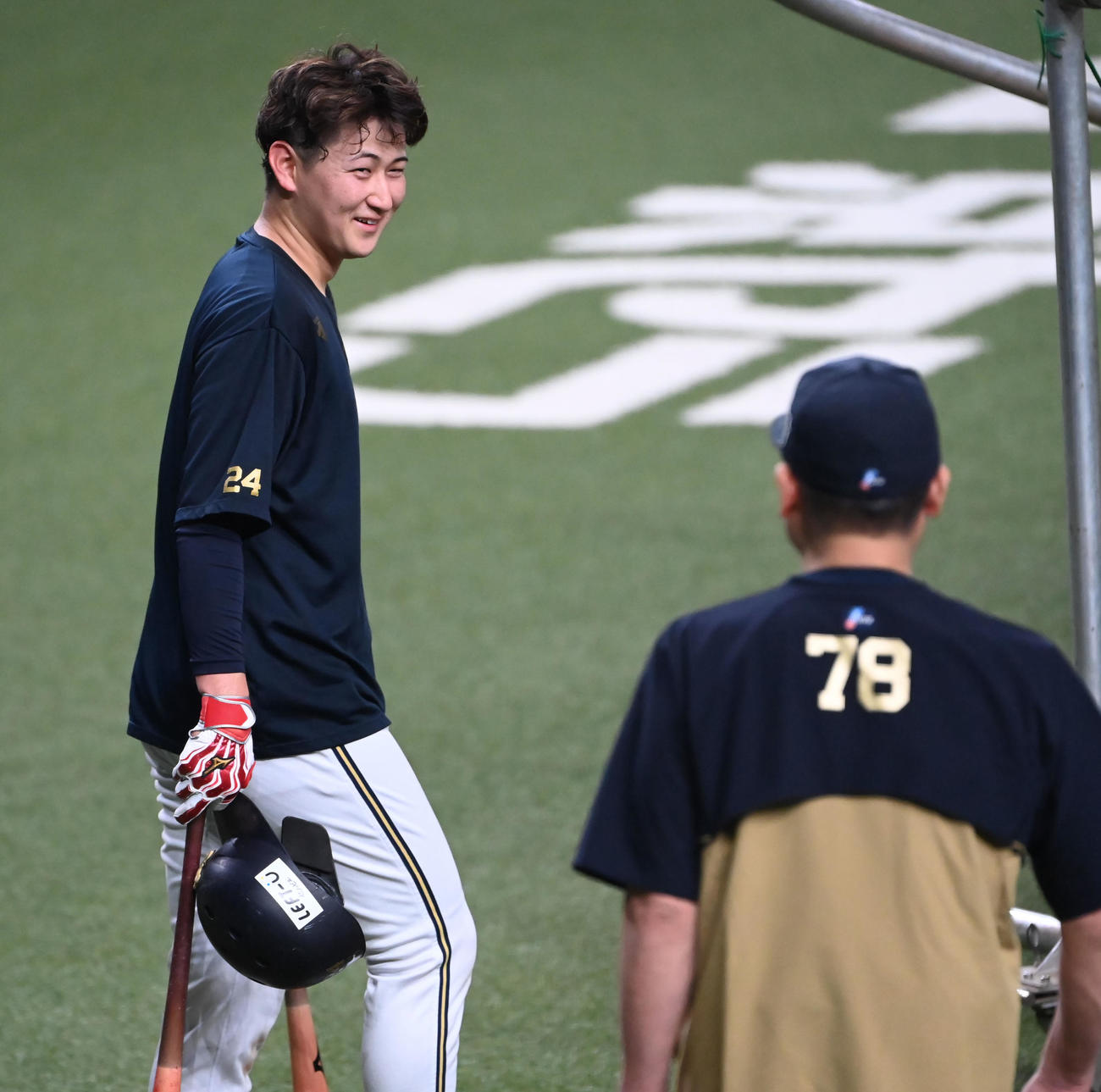 中嶋聡監督（右）と笑顔で話す紅林（撮影・石井愛子）
