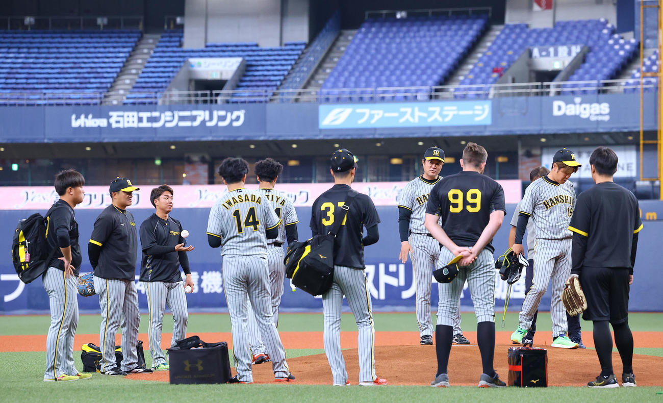 練習前にマウンドに集まる阪神投手陣（撮影・藤尾明華）