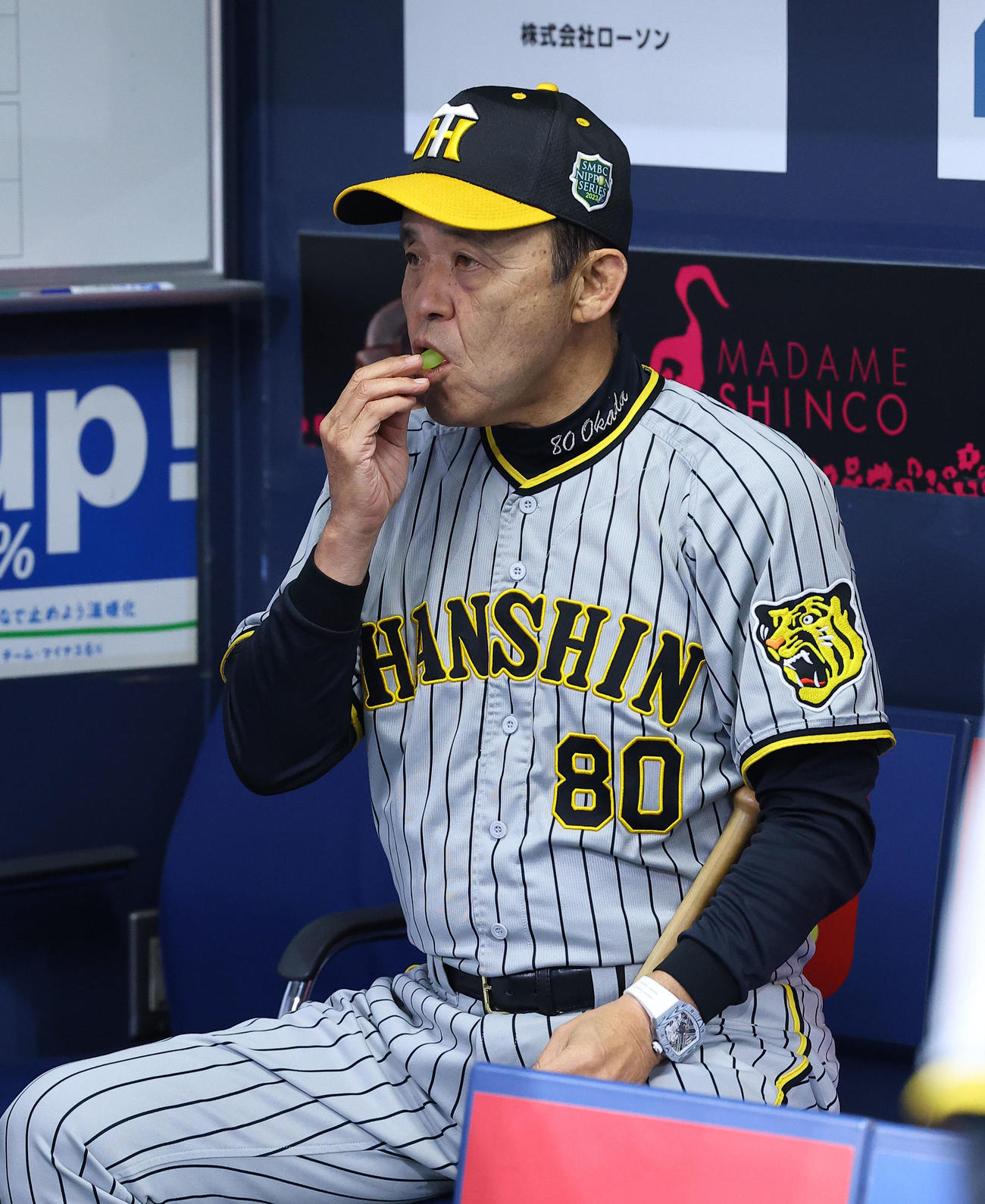 ベンチでパインアメを食べる阪神岡田監督（撮影・藤尾明華）