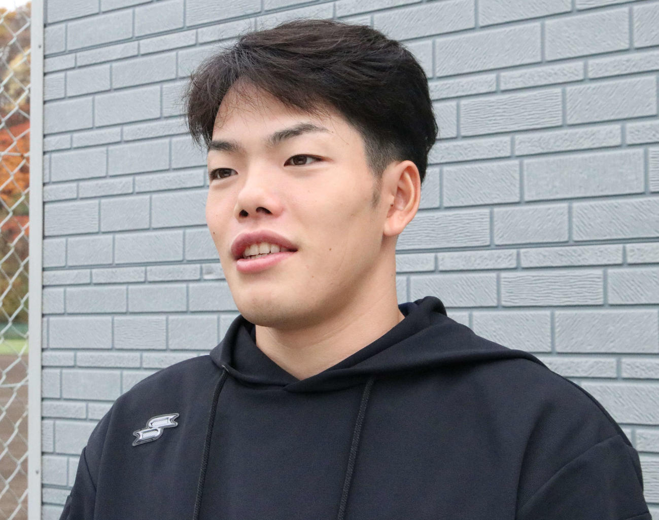 ドラフトから一夜明け、取材に応じる星槎道都大・滝田（撮影・山崎純一）