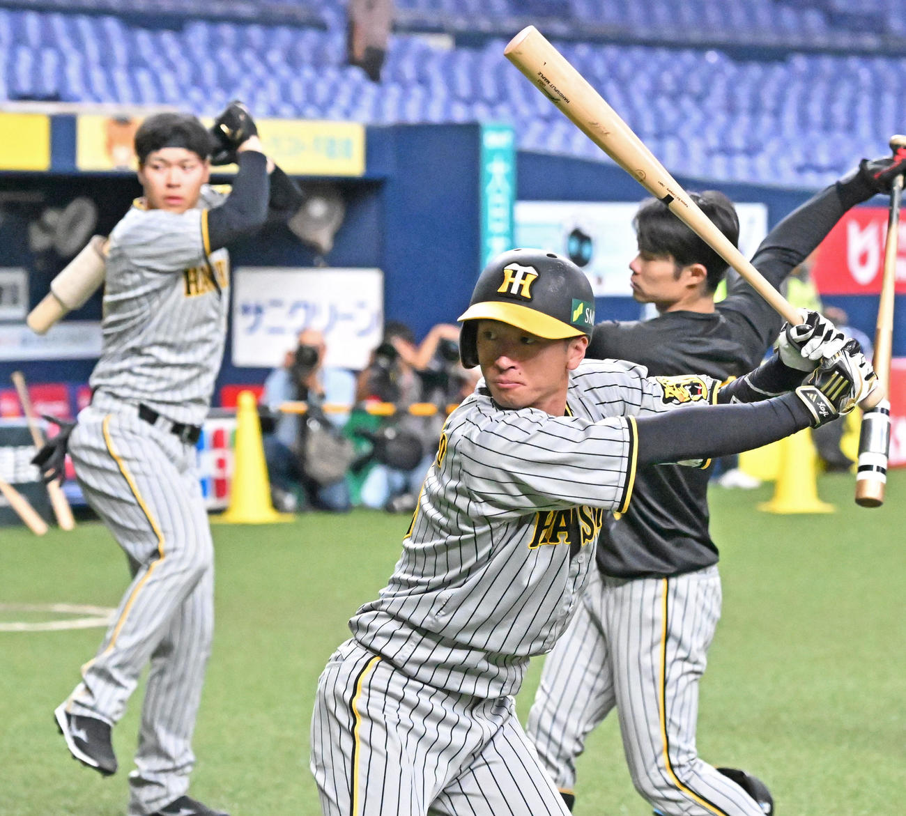 打撃練習に励む、手前から近本、中野、佐藤輝（撮影・石井愛子）
