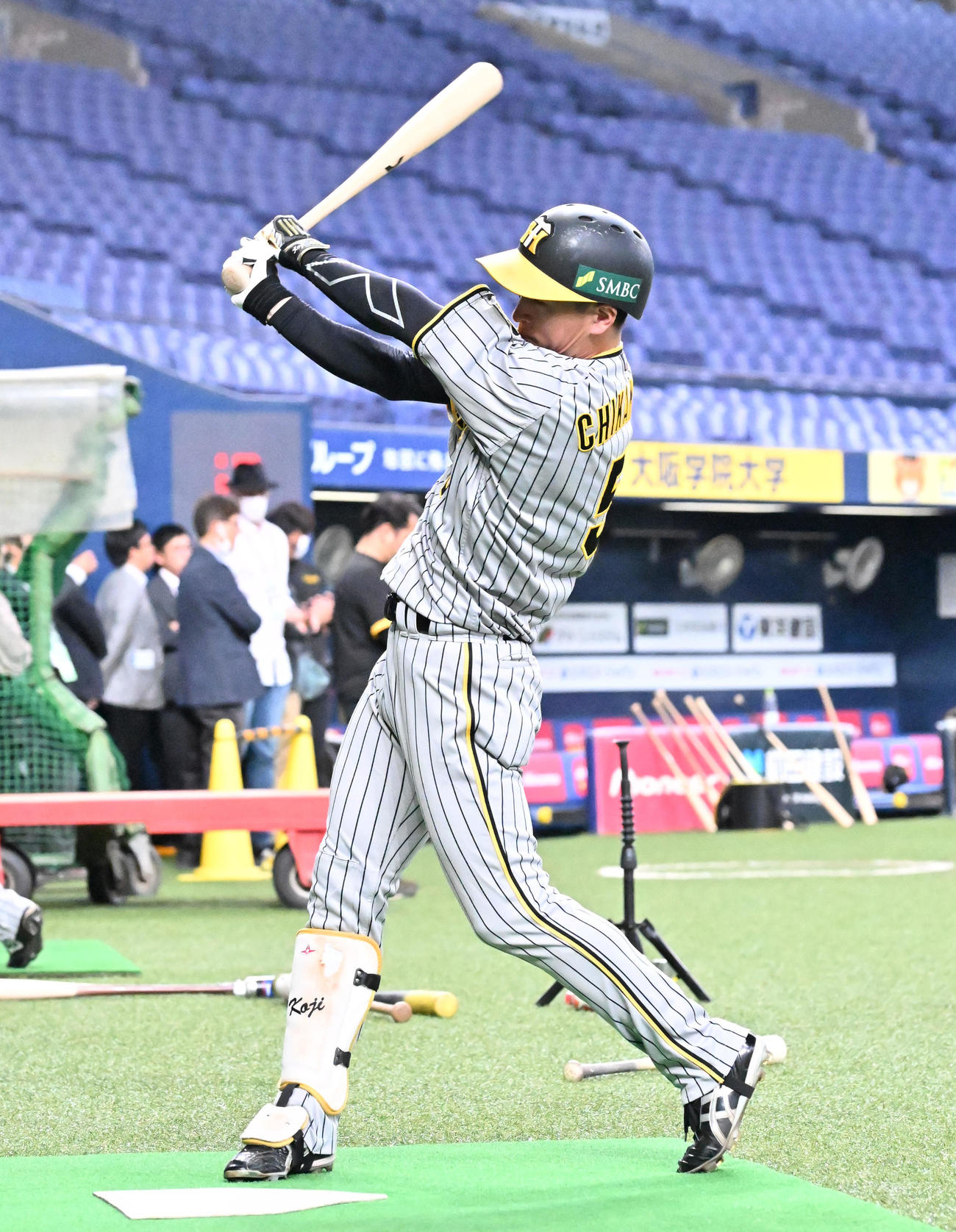 バッティング練習をする近本（撮影・石井愛子）