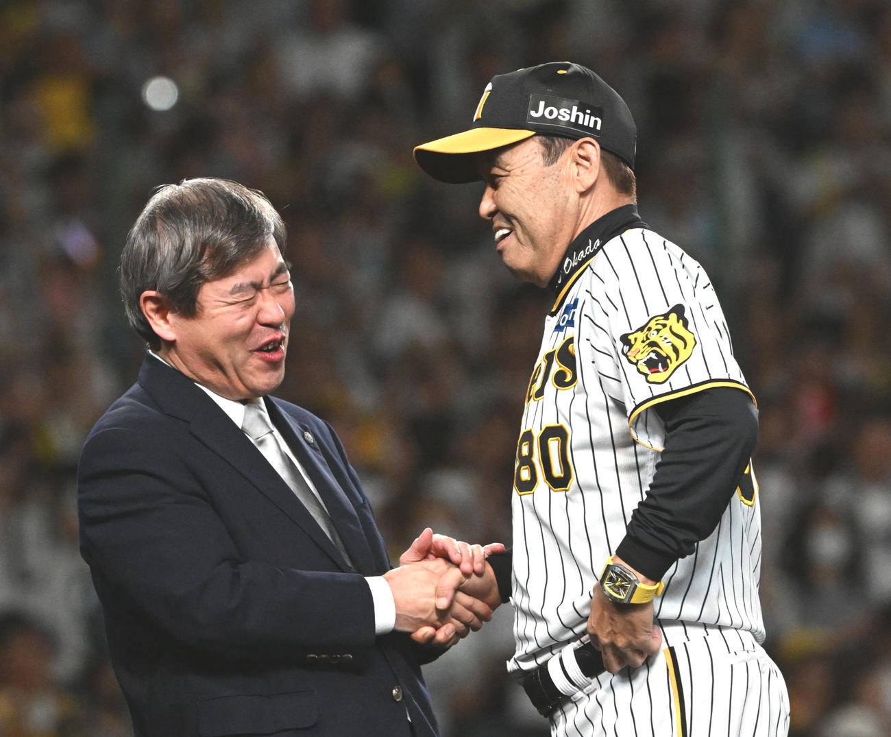 阪神杉山健博オーナー（左）と岡田彰布監督（2023年9月14日撮影）