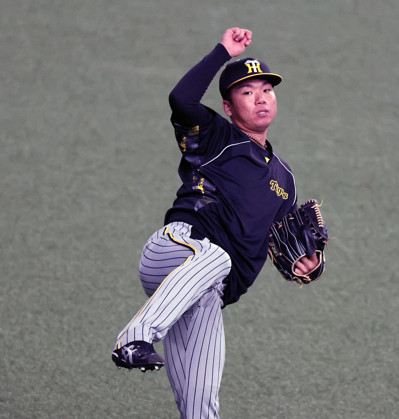 キャッチボールで調整する阪神村上（撮影・加藤哉）