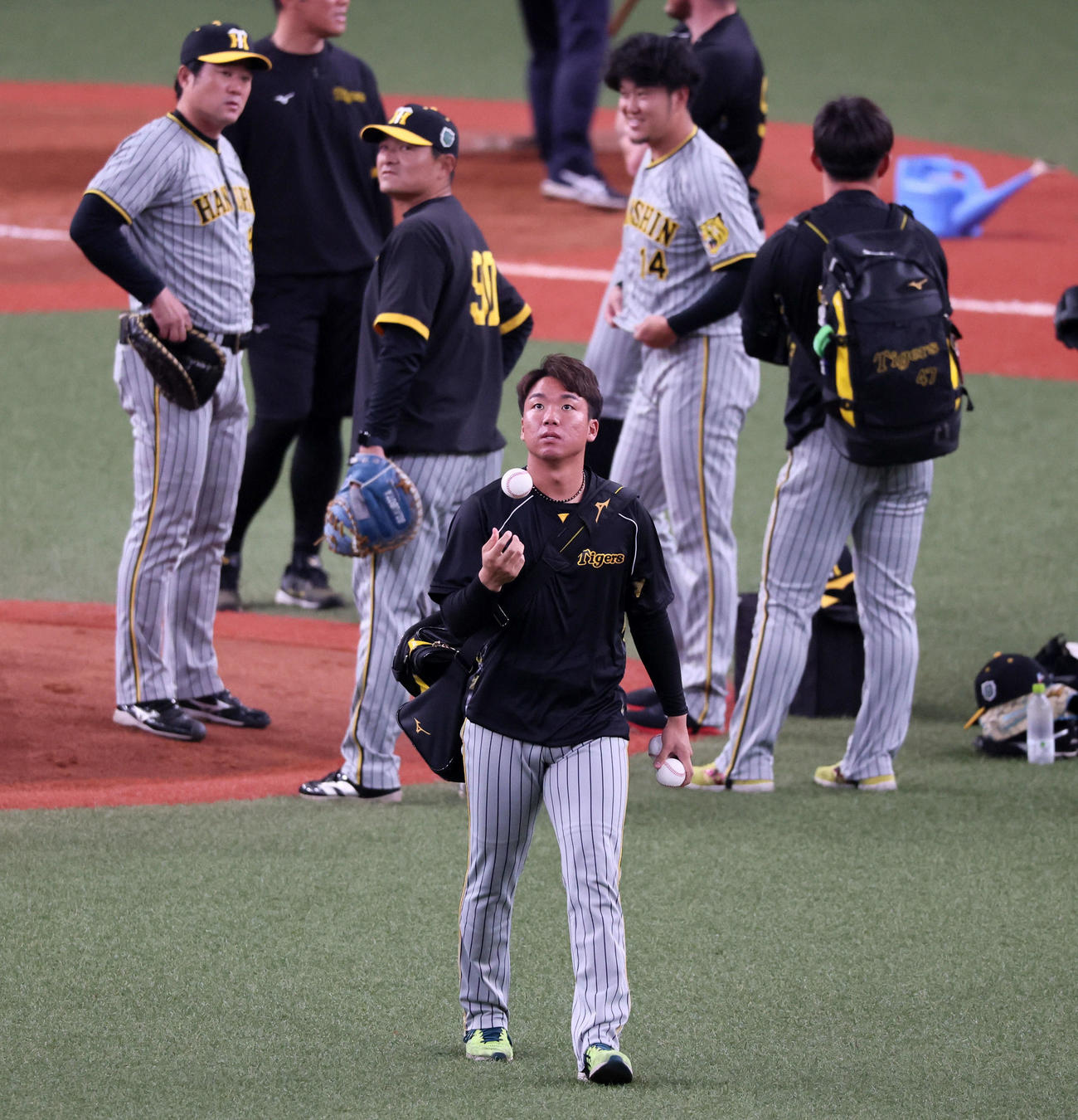 マウンドを確認して外野へ向かう村上（撮影・加藤哉）