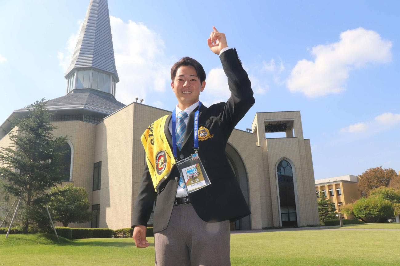 指名あいさつを終え、記念撮影を行う阪神ドラフト1位の青学大・下村（撮影・波部俊之介）
