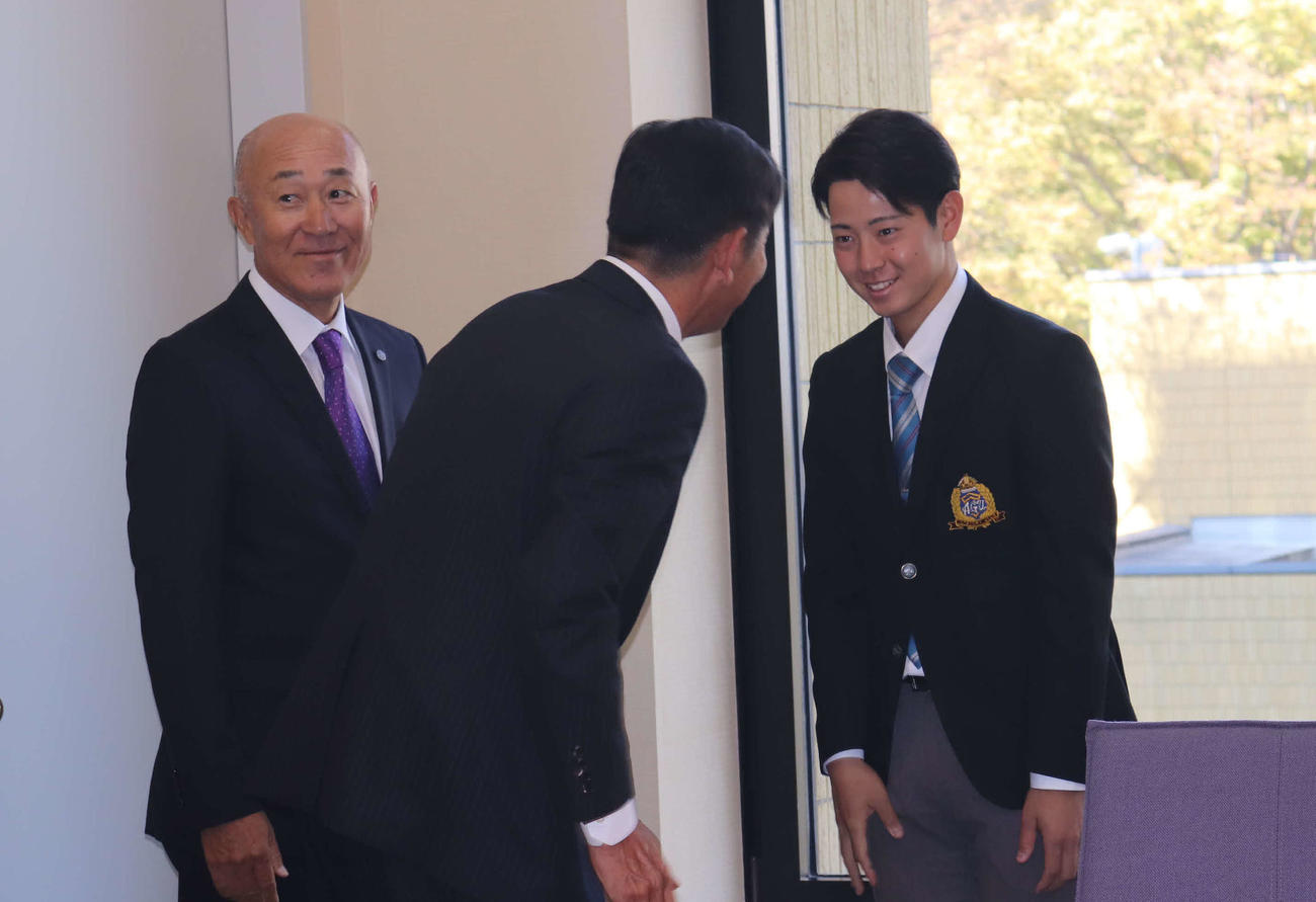 阪神ドラフト1位下村（右）は、宮脇編成ディレクター（中央）と畑山統括スカウトの指名あいさつを受ける（撮影・波部俊之介）