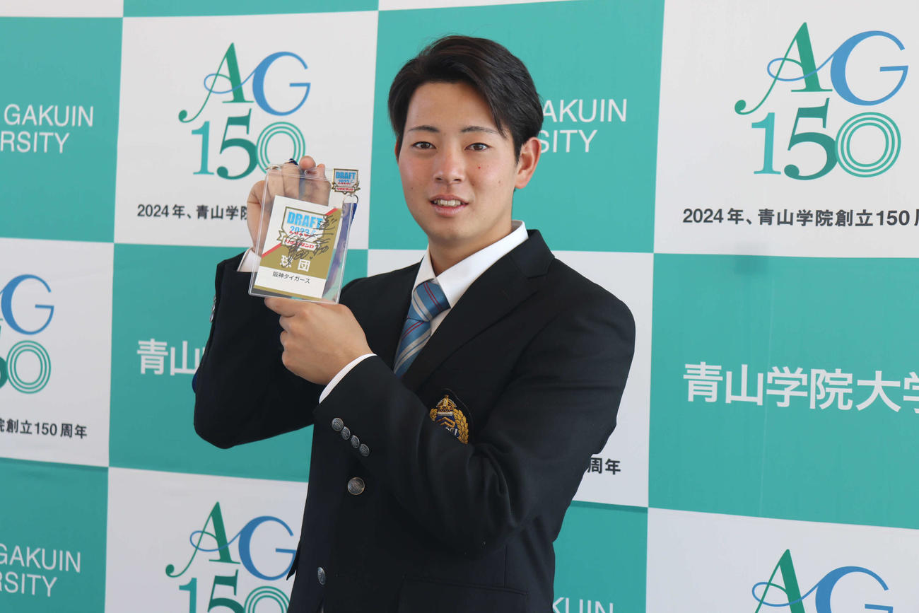 指名あいさつ後、記念撮影を行う阪神ドラフト1位下村海翔投手（撮影・波部俊之介）