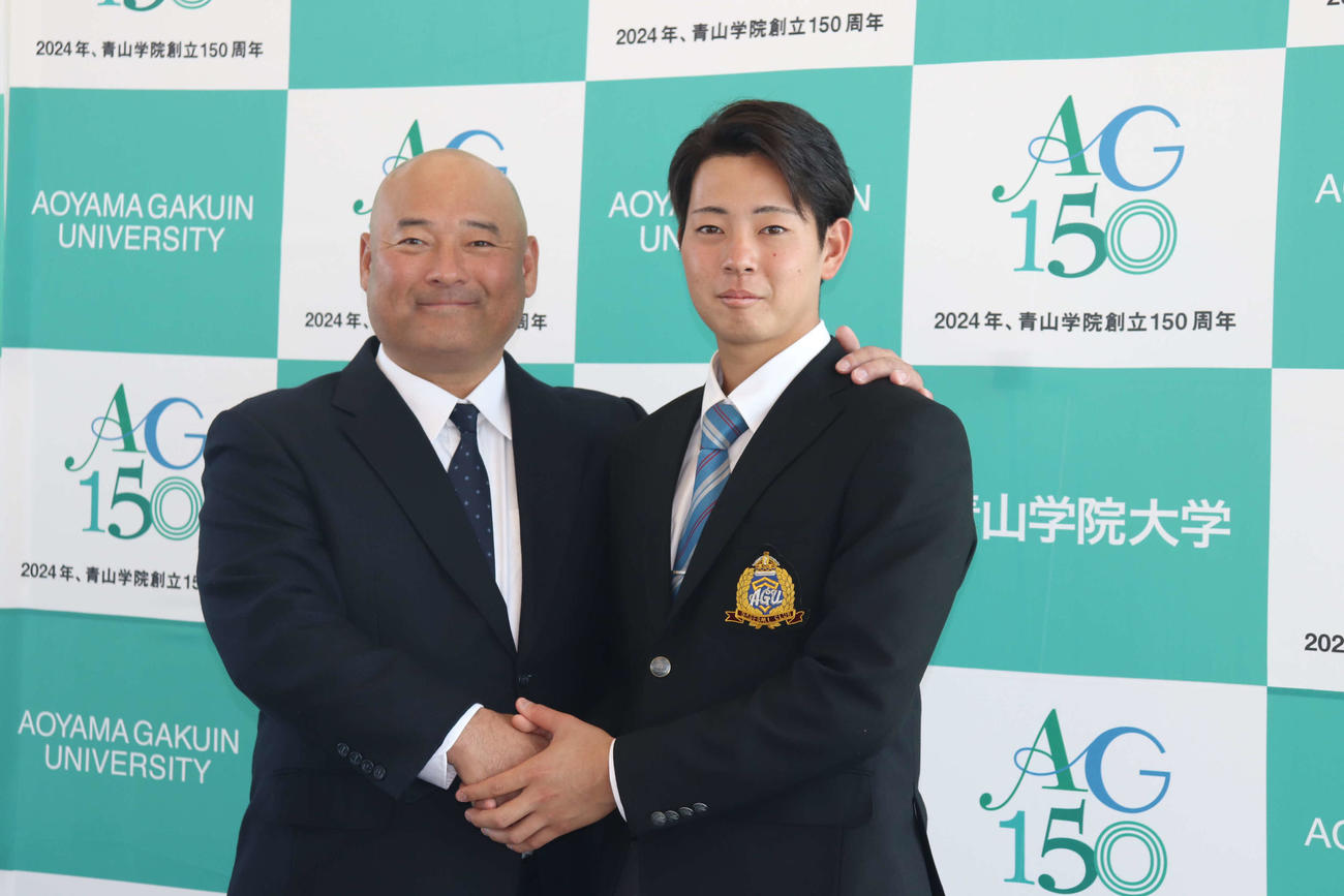 指名あいさつ後、記念撮影を行う阪神ドラフト1位下村海翔投手（右）と青学大・安藤寧則監督（撮影・波部俊之介）