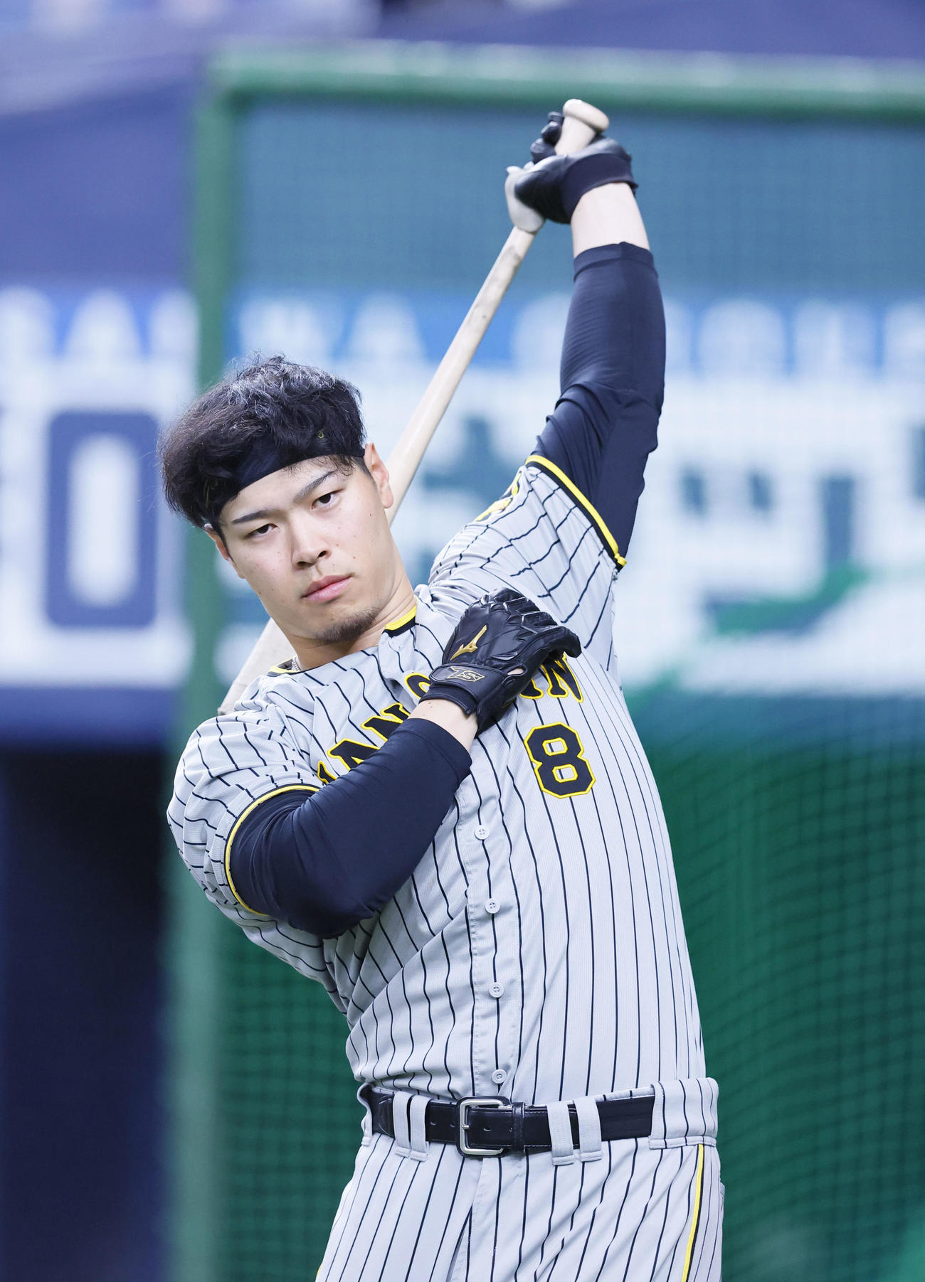 バットを振る阪神佐藤輝（撮影・藤尾明華）
