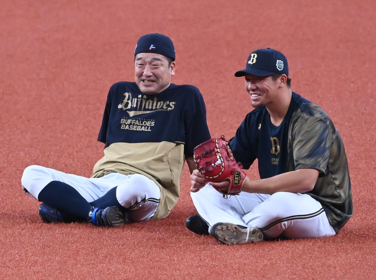 練習の合間に談笑するオリックス中嶋監督（左）と頓宮（撮影・石井愛子）