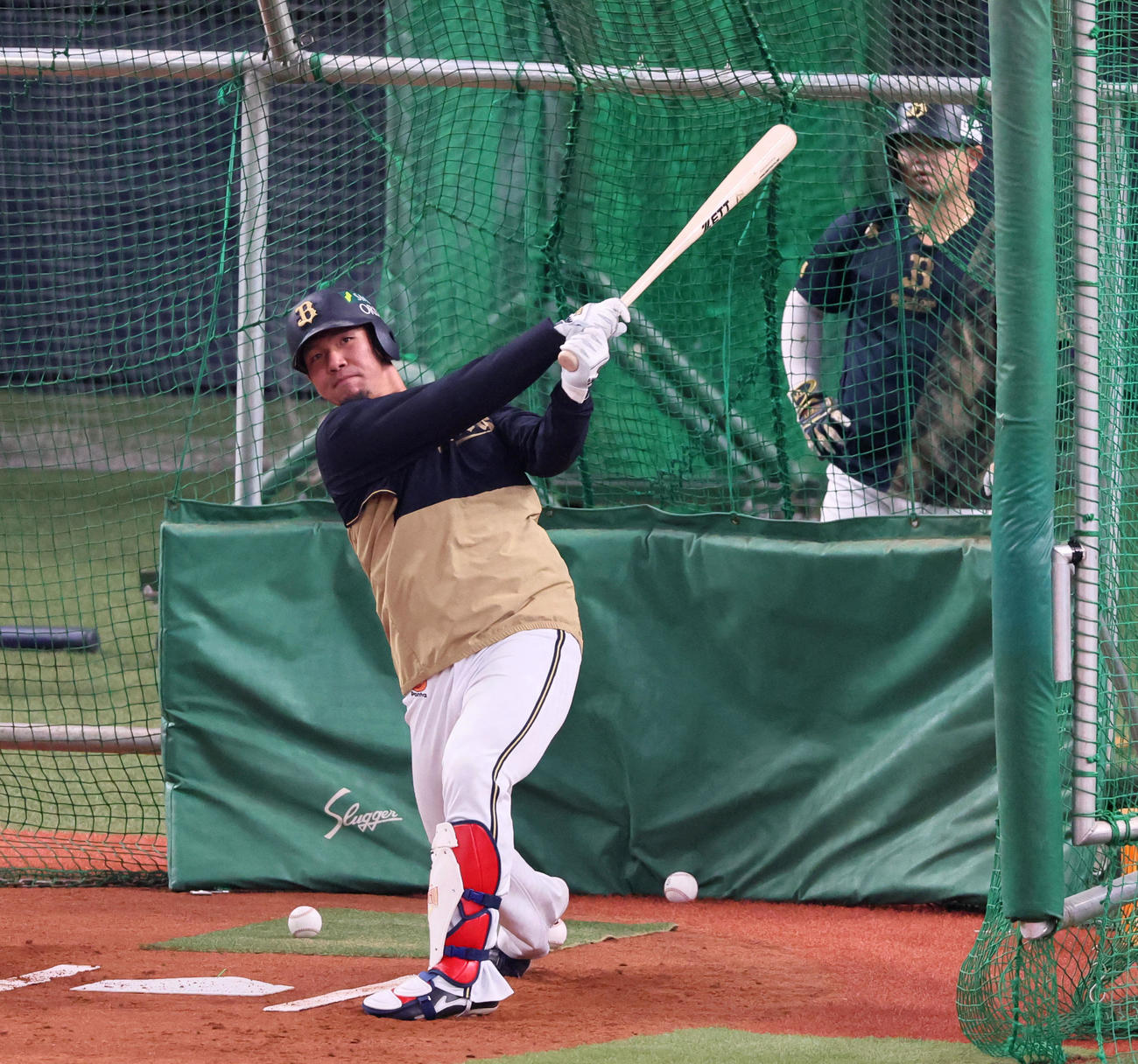 打撃練習する頓宮（撮影・加藤哉）