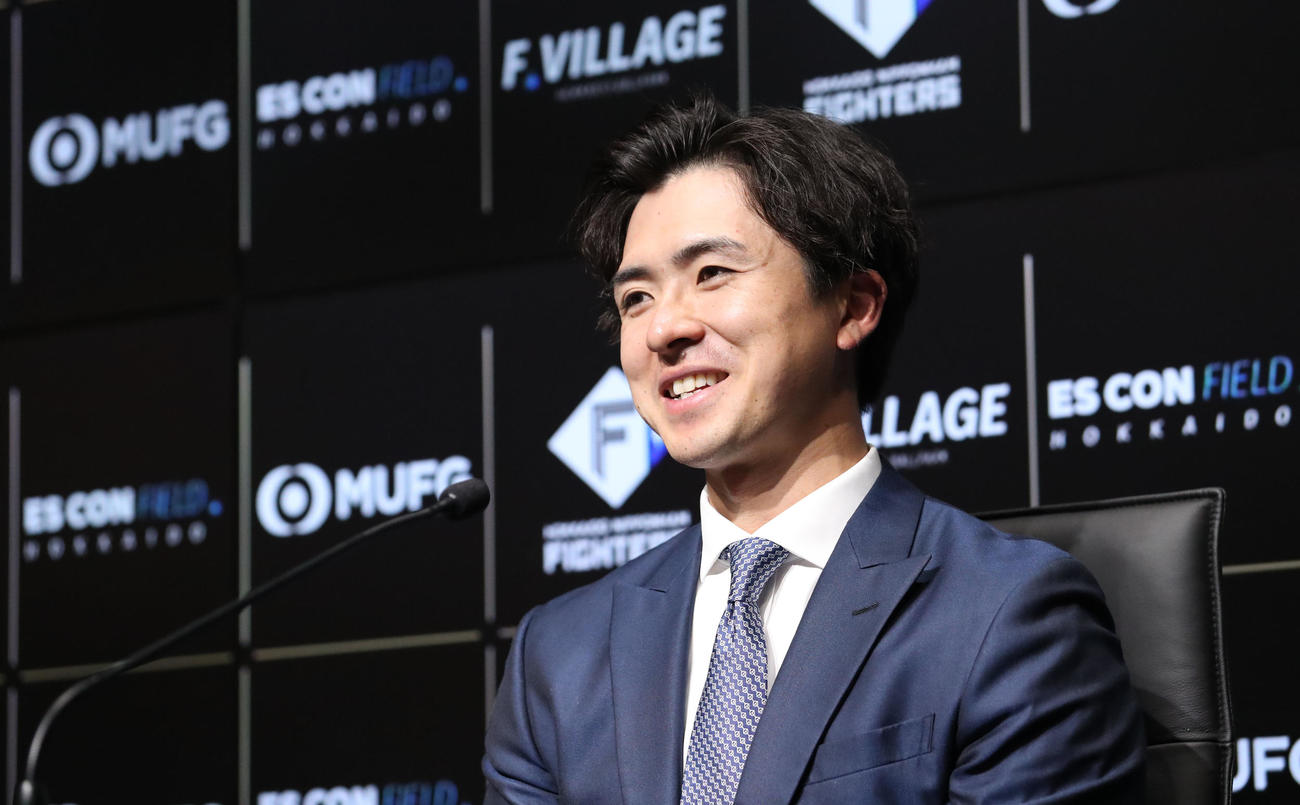 メジャー挑戦に向けて会見に臨む日本ハム上沢（撮影・佐藤翔太）