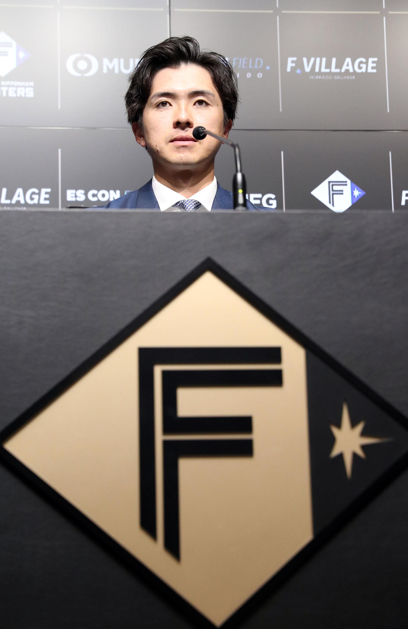 メジャー挑戦に向けて会見に臨む日本ハム上沢（撮影・佐藤翔太）
