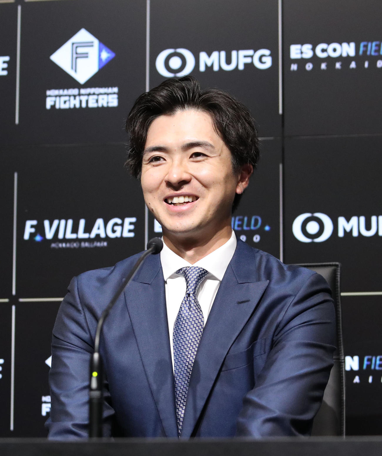 メジャー挑戦に向けて会見に臨む日本ハム上沢（撮影・佐藤翔太）