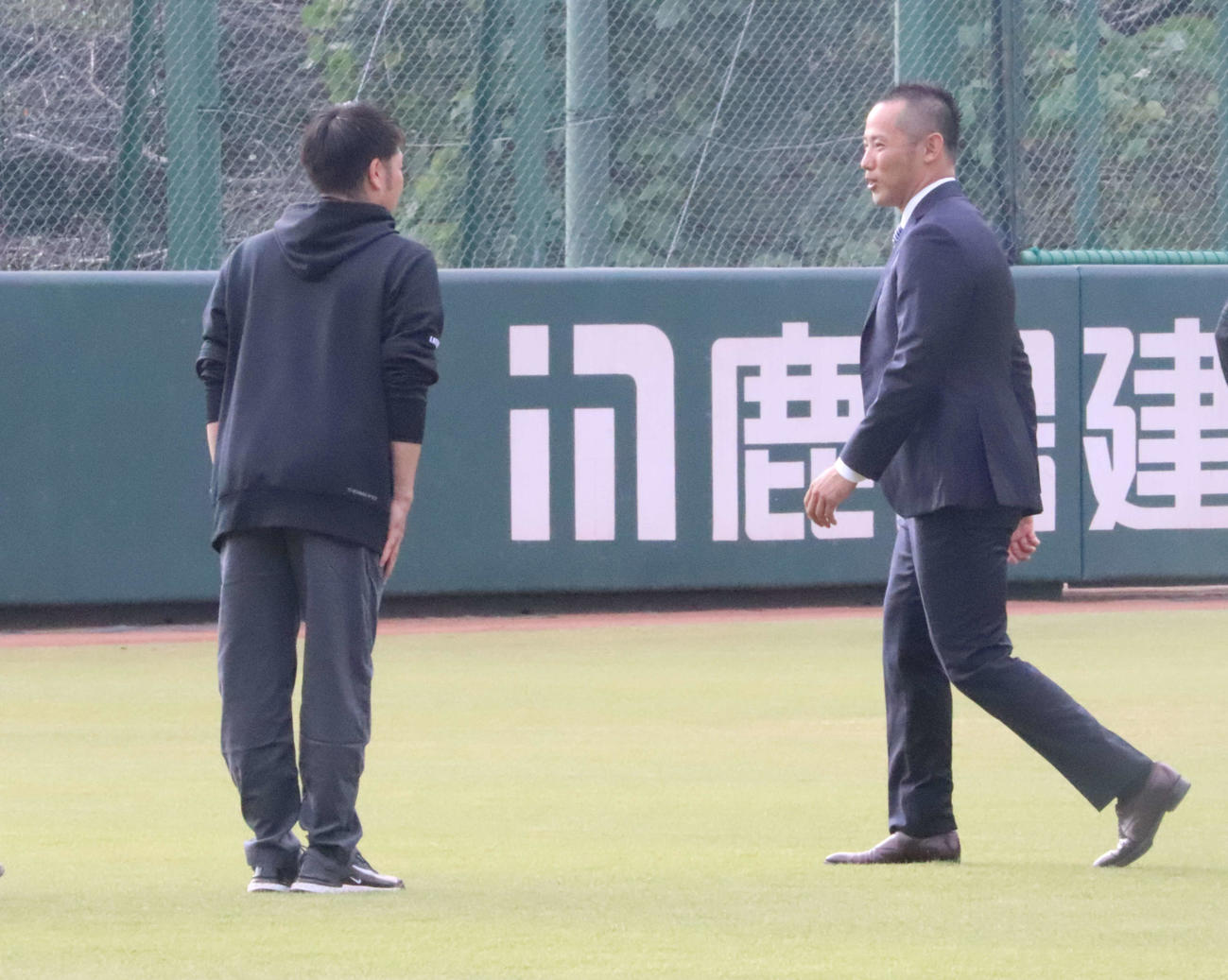 来季から巨人の1軍打撃コーチ就任が発表された矢野氏（右）がスーツ姿でジャイアンツ球場の秋季練習にあいさつに訪れた（撮影・小早川宗一郎）