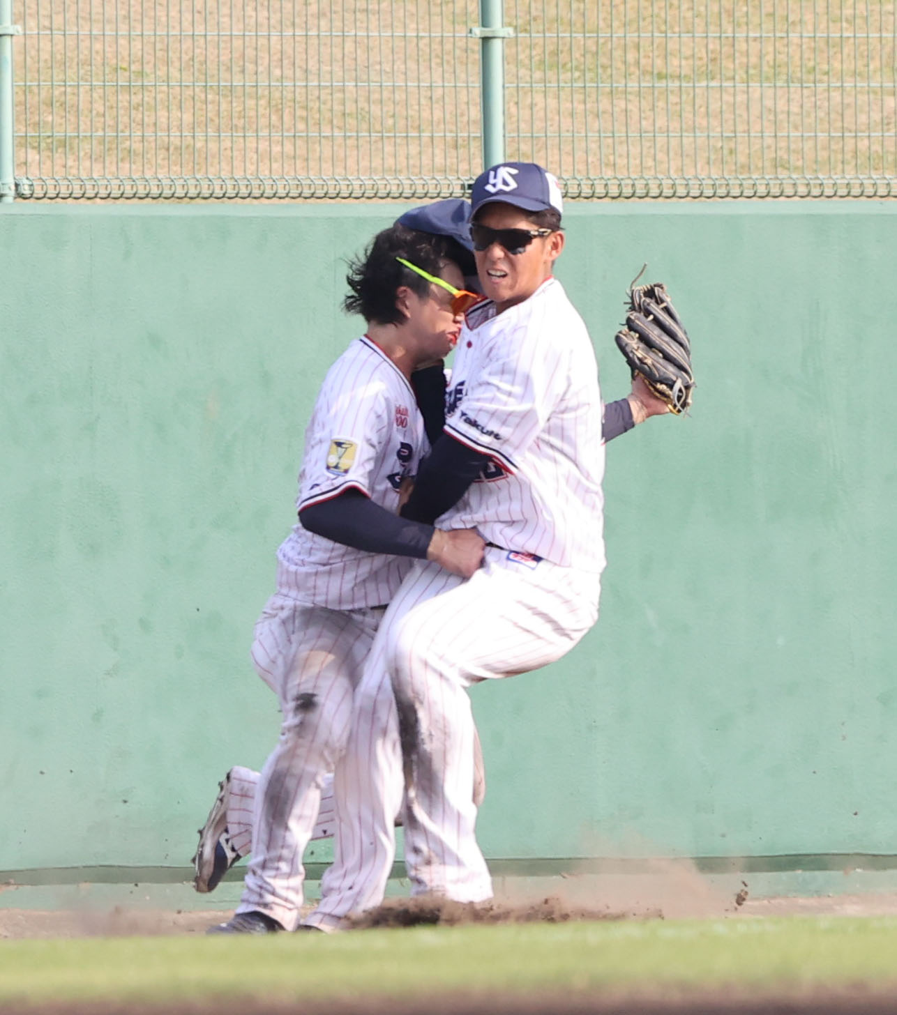 24日、ヤクルト対ソフトバンク　8回表、野村勇の打球を追い長岡三塁手と沢井左翼手がぶつかりあう