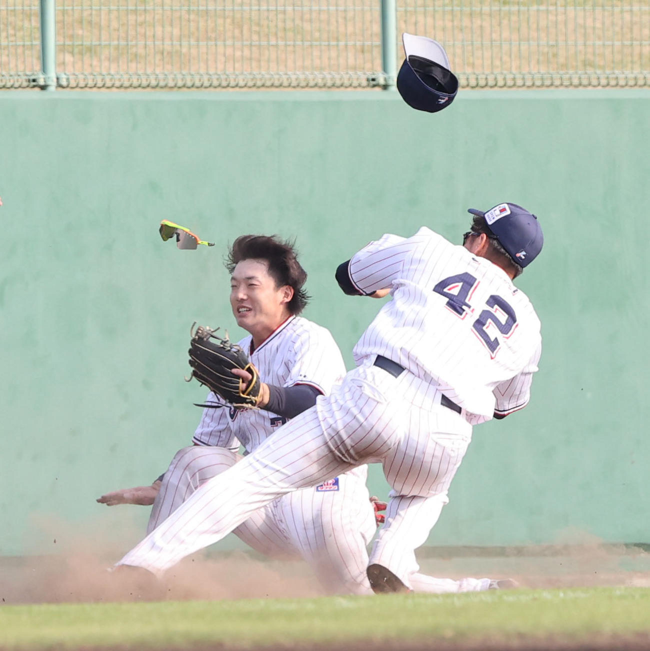 24日、ヤクルト対ソフトバンク　8回表、野村勇の打球を追い長岡三塁手と沢井左翼手がぶつかりあう