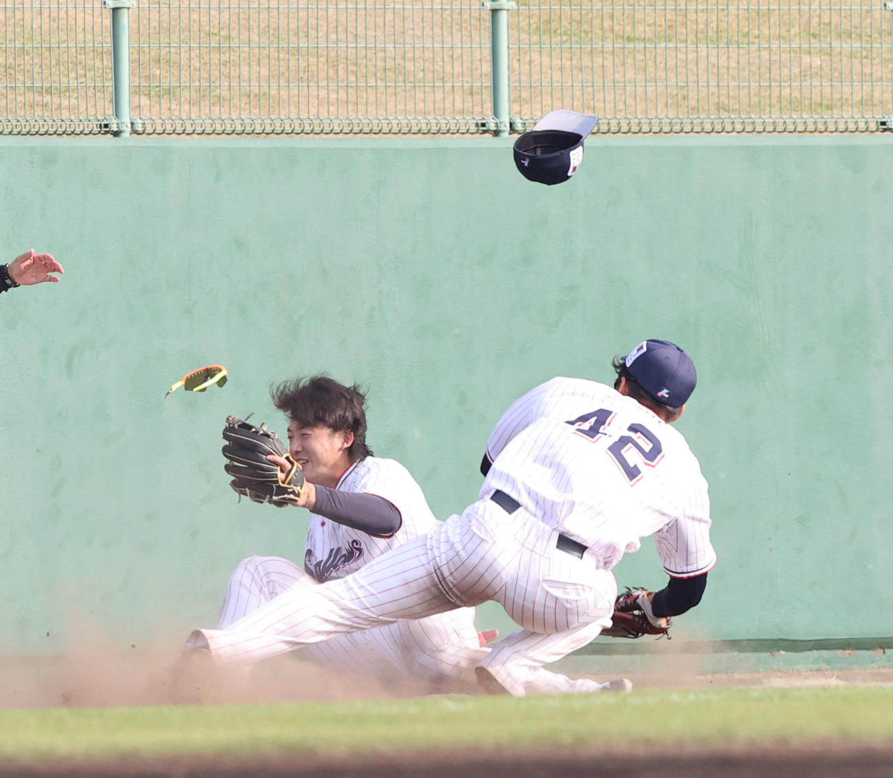 24日、ヤクルト対ソフトバンク　8回表、野村勇の打球を追い長岡三塁手と沢井左翼手がぶつかりあう