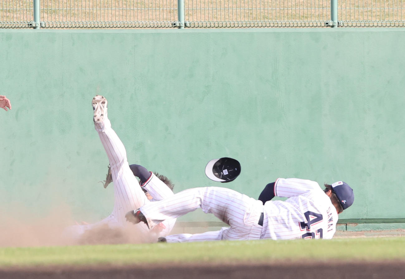 24日、ヤクルト対ソフトバンク　8回表、野村勇の打球を追い長岡三塁手と沢井左翼手がぶつかりあう
