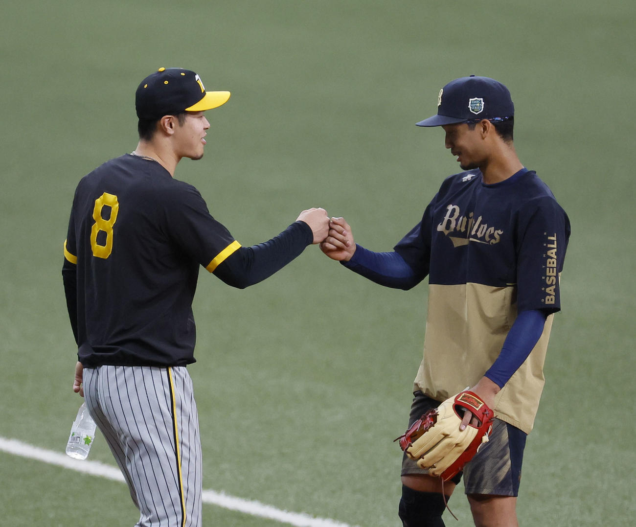オリックス対阪神　グータッチを交わす阪神佐藤輝（左）とオリックス宗（撮影・藤尾明華）