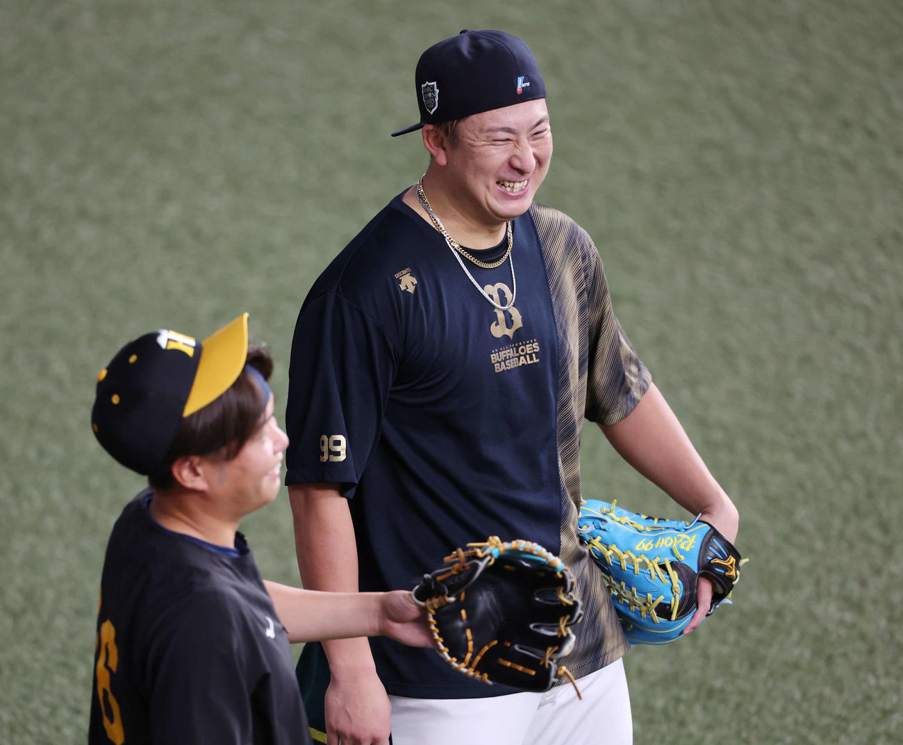 オリックス対阪神　試合前、阪神西勇（左）と談笑するオリックス杉本（撮影・宮地輝）