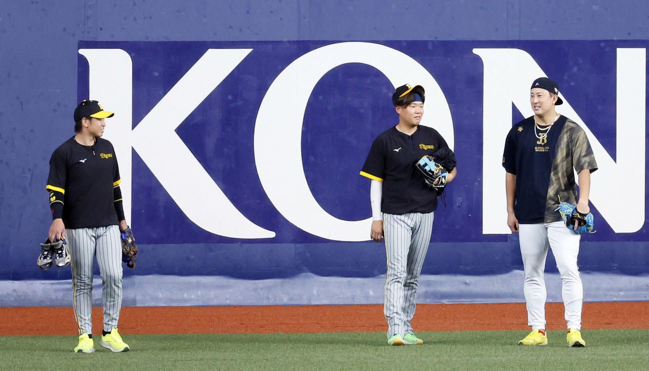 オリックス対阪神　話をする（左から）阪神梅野、西勇、オリックス杉本（撮影・藤尾明華）