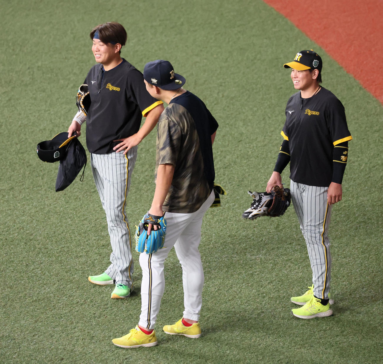 オリックス対阪神　西勇（左）はオリックス杉本と話す。右は梅野（撮影・加藤哉）