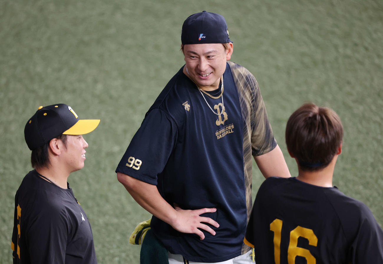オリックス対阪神　試合前、阪神梅野（左）と西勇（右）と談笑するオリックス杉本（撮影・宮地輝）